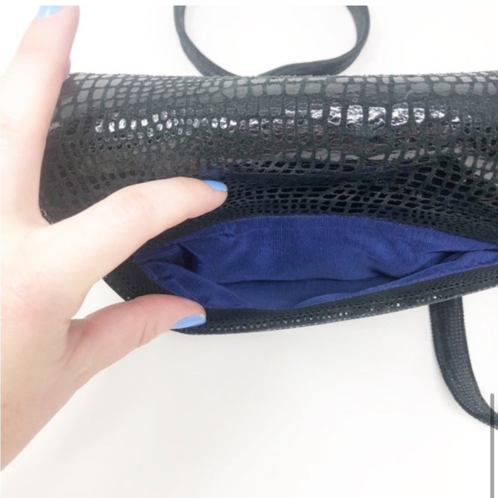 **RETIRED** Kelly Wynne Call on Me Crossbody - Picture 4 of 6